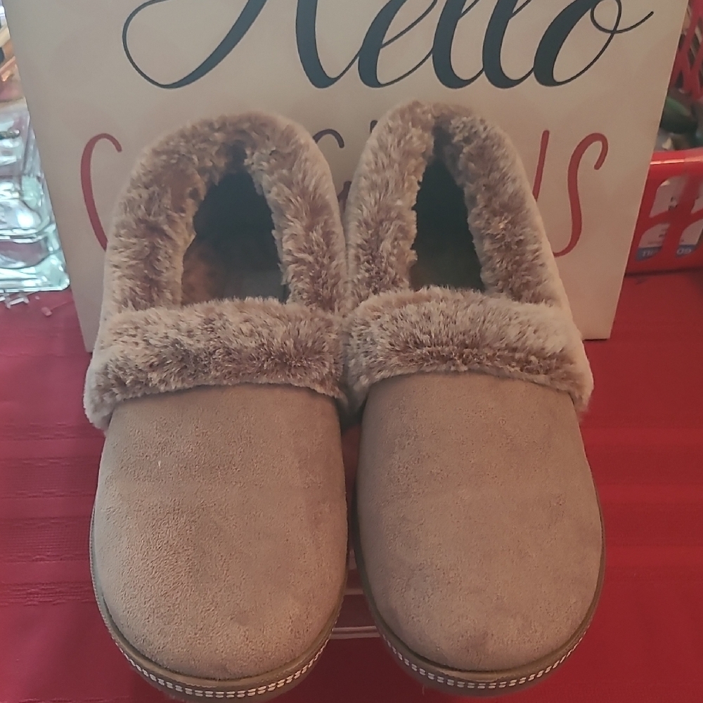 Skechers Tan Faux Fur Lined Loafers slippers (size 8-1/2) like new condition